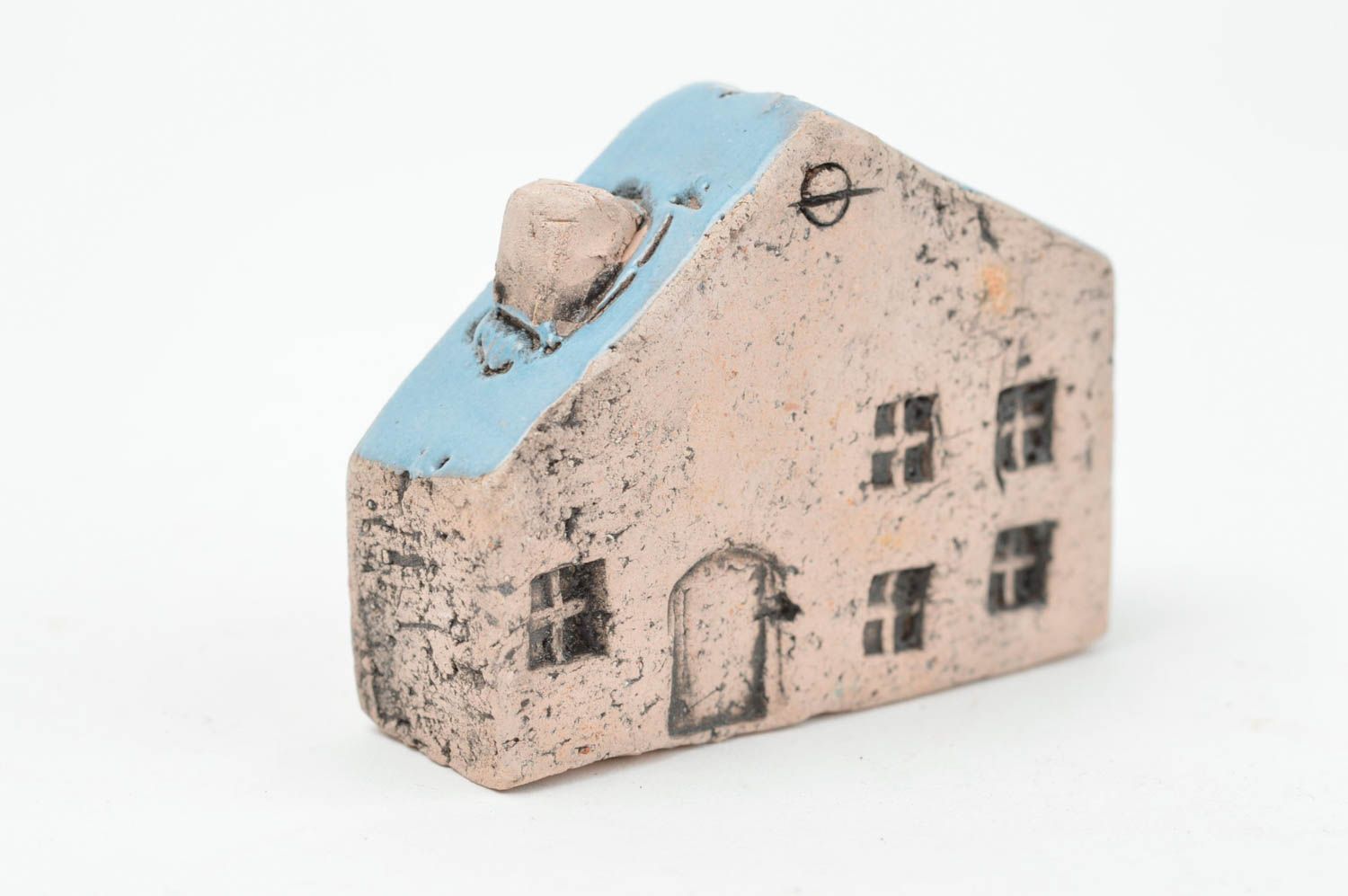 Оригинальная фигурка из глины в виде домика с голубой крышей ручной работы фото 3