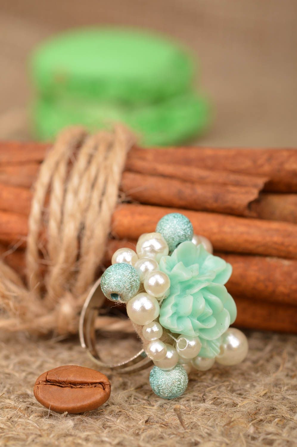 Bague en perles fantaisie et perles de rocaille avec roses menthe faite main photo 1