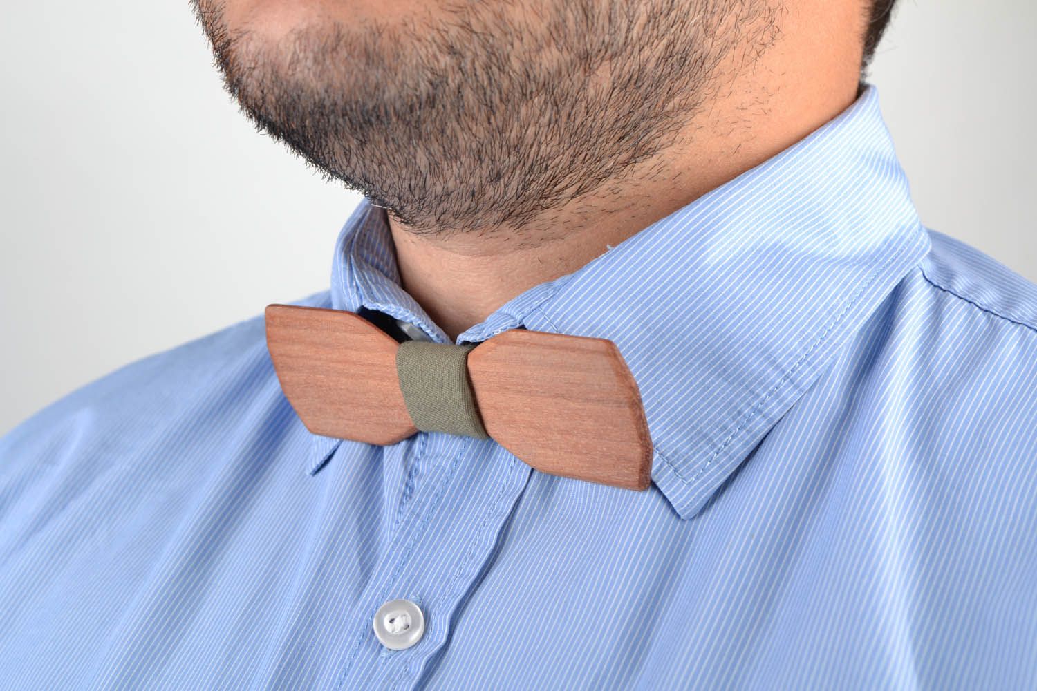 Wooden bow tie with metal fastener photo 4