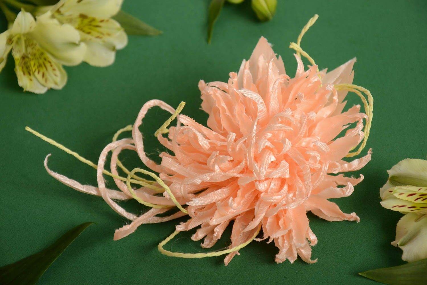 Pfirsichrote handmade Haarspange aus Atlas in Form von Blume groß originell  foto 1