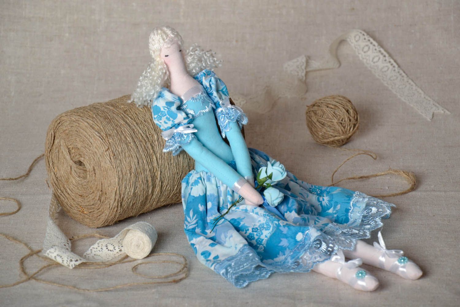 Brinquedo macio têxtil feito à mão de tecido para decoração do interior de materiais naturais foto 1