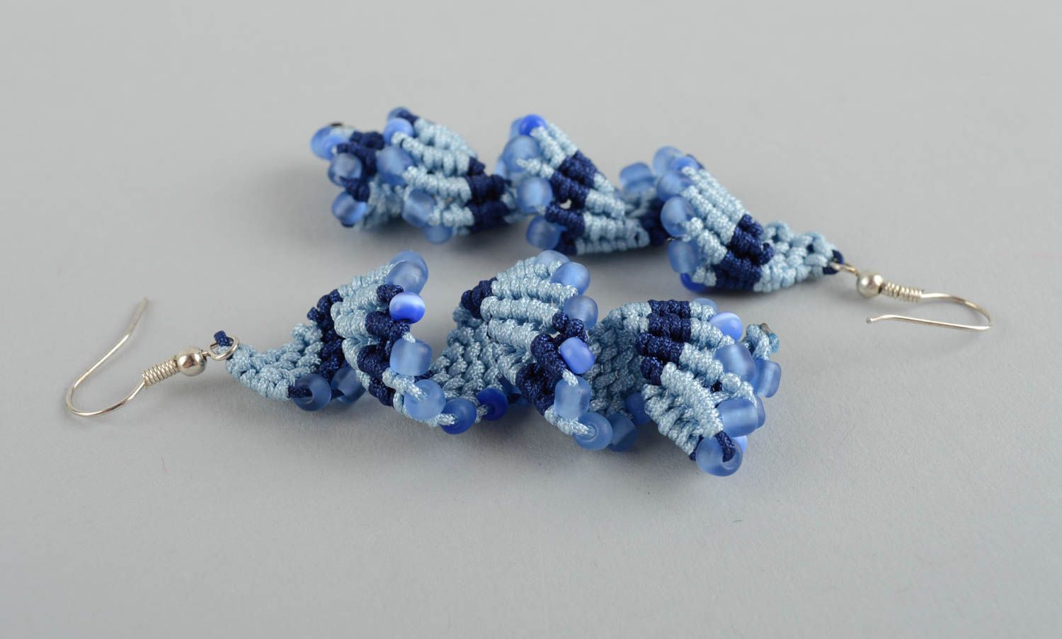 Украшение ручной работы серьги из бисера синие вязаное украшение авторское фото 4