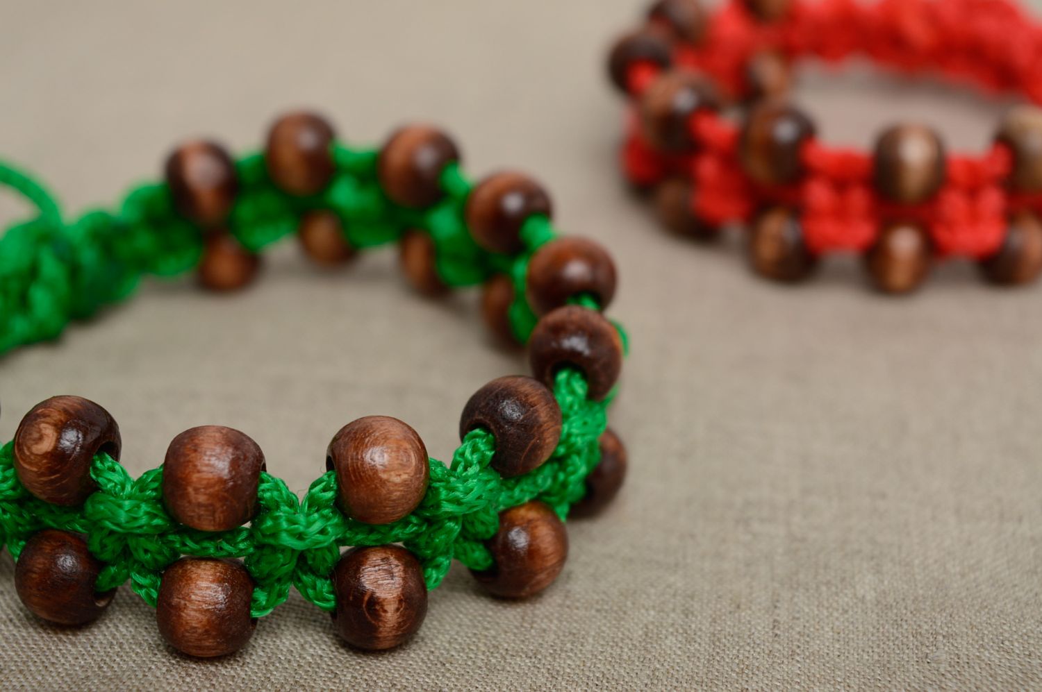 Bracelet en cordon tressé étroit vert et brun avec perles en bois fait main photo 5