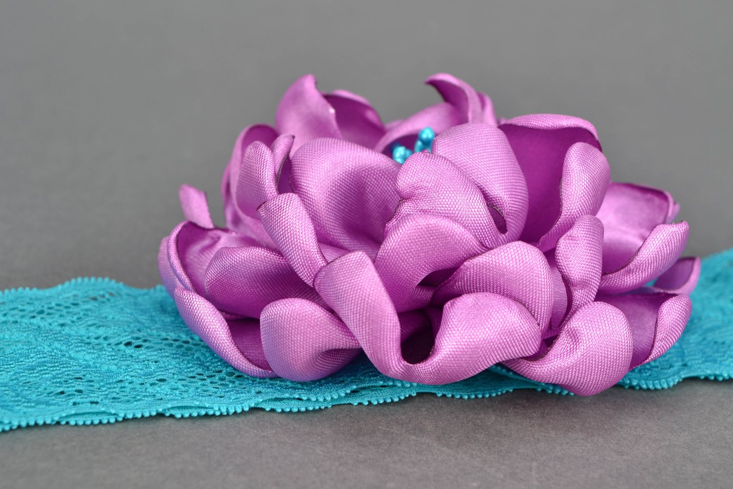 Женская повязка на голову с фиолетовым цветком из атласа фото 3