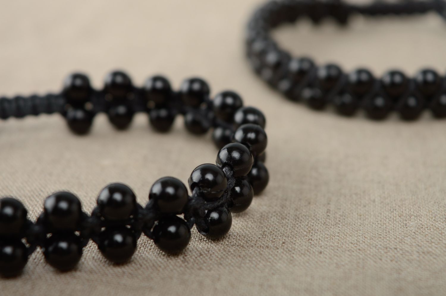 Bracelet technique macramé en lacet ciré et perles céramiques fait main noir photo 5