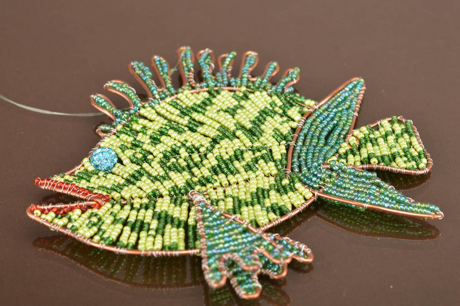 Интерьерная подвеска из бисера рыбка зеленая красивая небольшая ручной работы фото 2