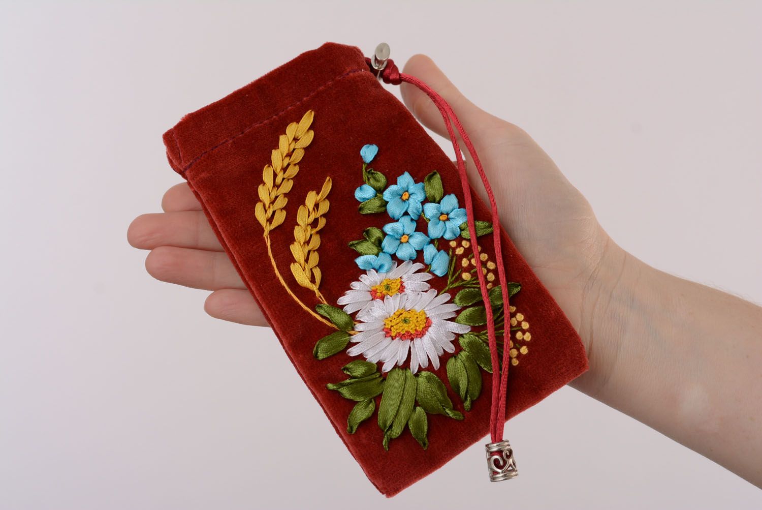 Bestickte Handytasche aus Samt Kamillen und Roggenblumen foto 5