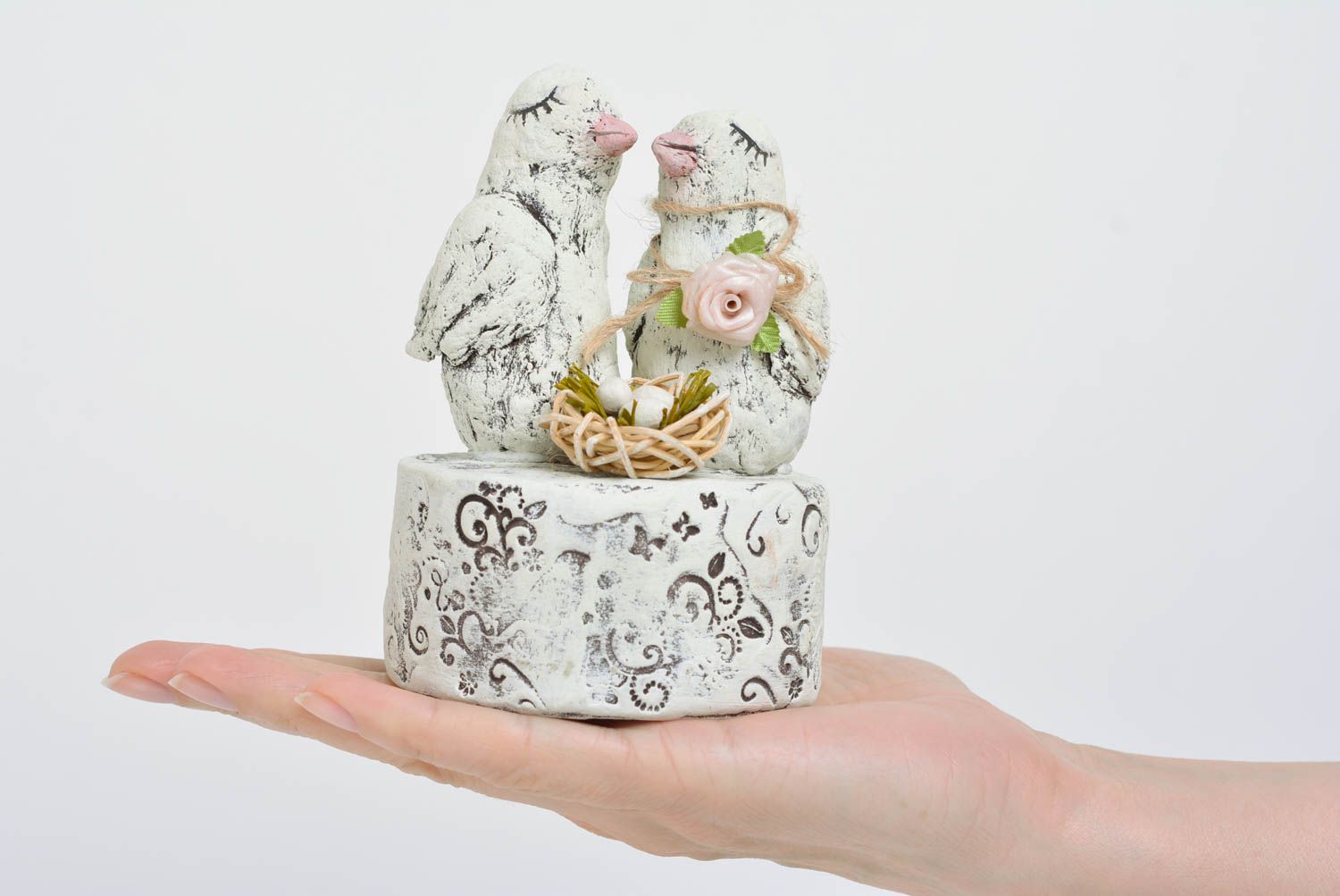 Helle handgemachte Künstlerische Statuette aus Paperclay und Reben Vögelpaar foto 5
