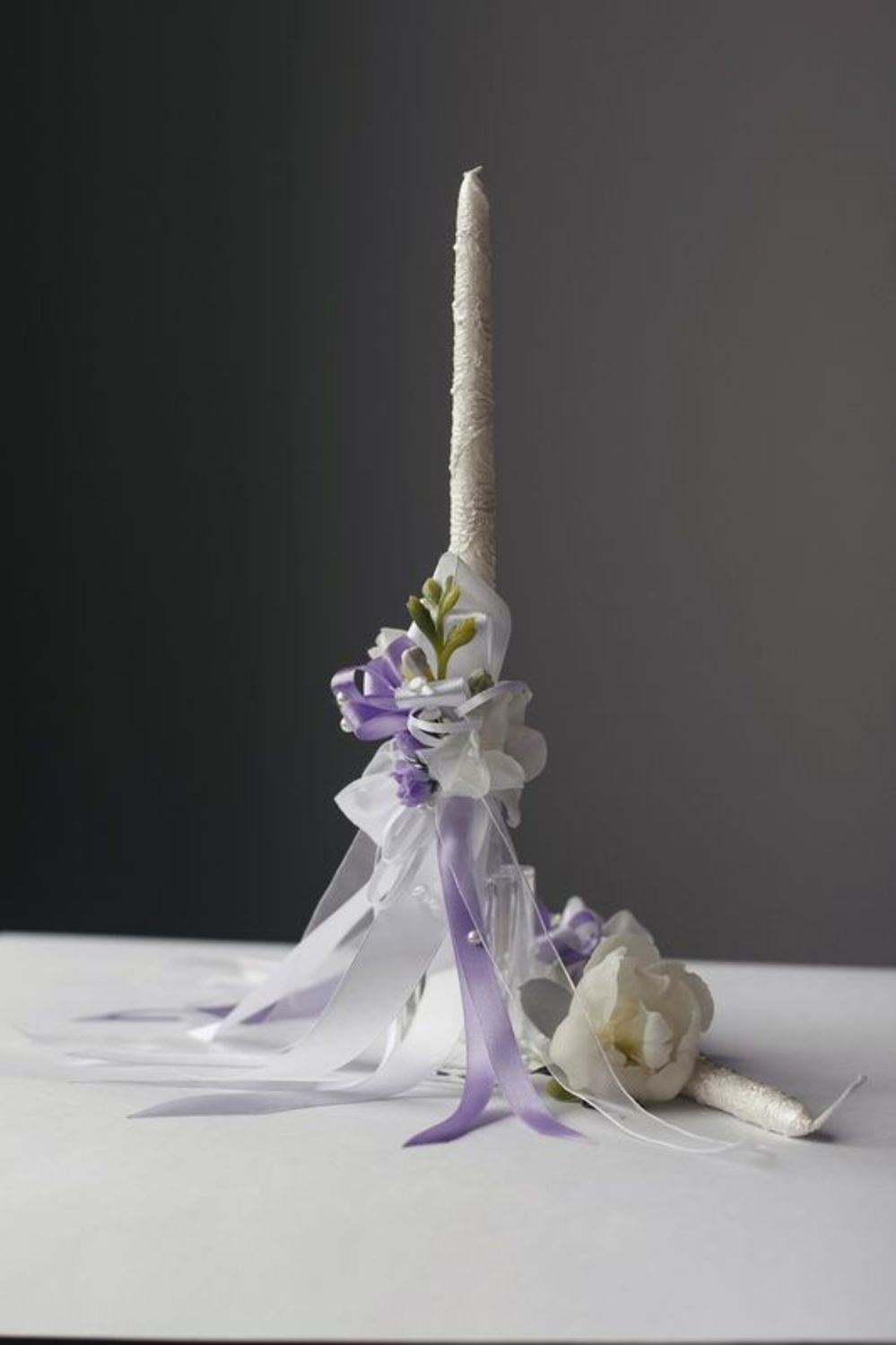 Vela de boda con flores de color lila foto 4