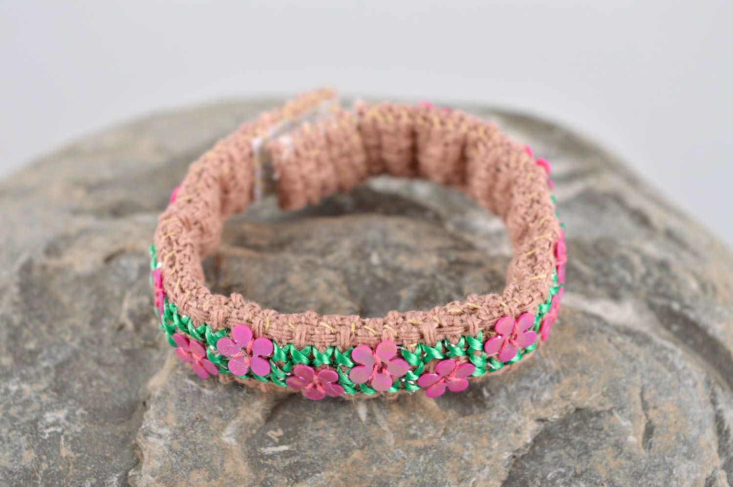Bracelet avec fleurs Bijou fait main fin rose textile brodé Cadeau pour ado photo 1