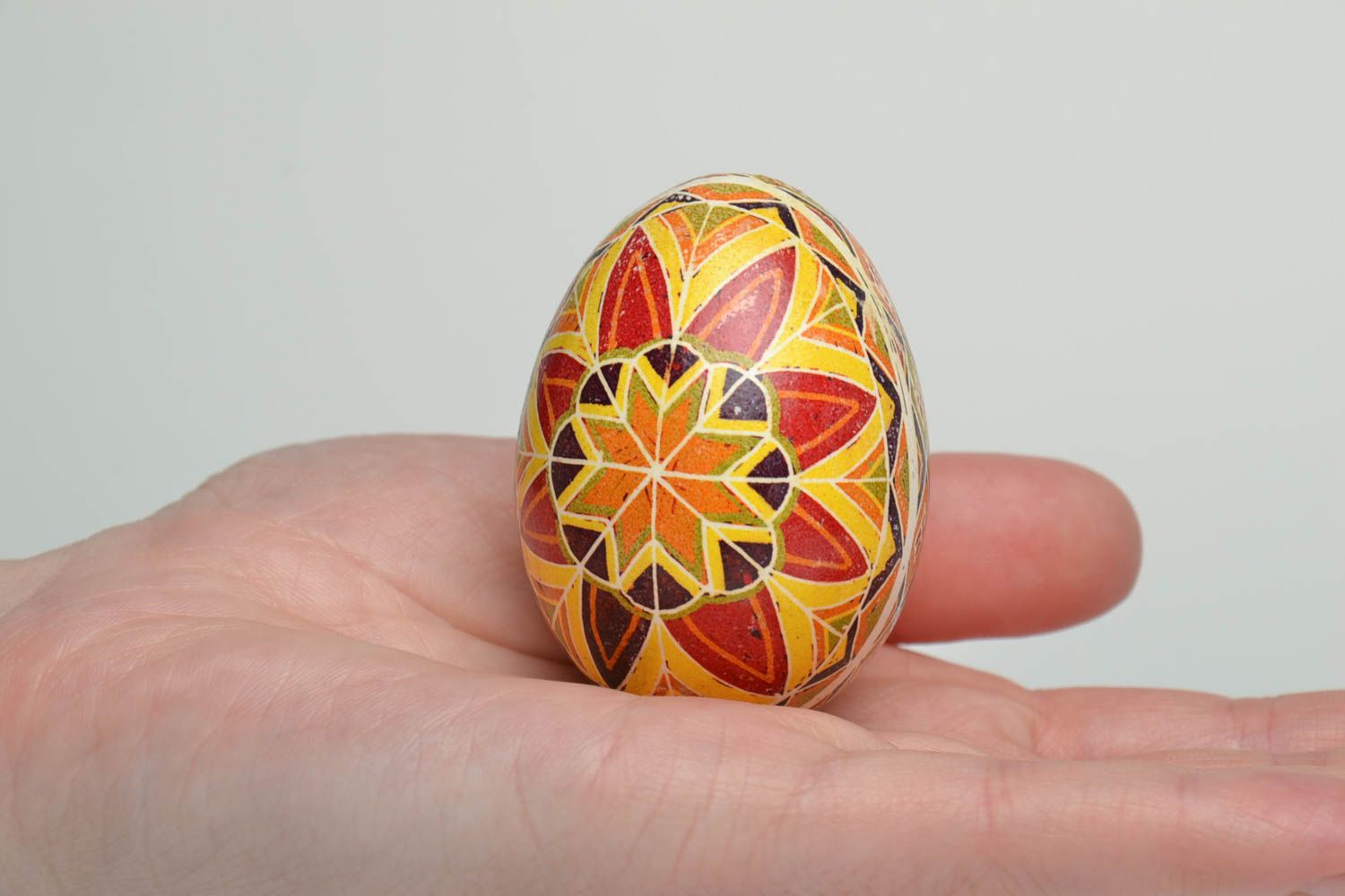 Huevo decorativo de Pascua con símbolos tradicionales foto 5