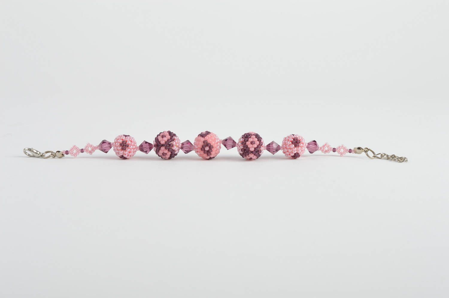 Красивый браслет из бисера авторский плетеный розовый с бусинами ручной работы фото 4