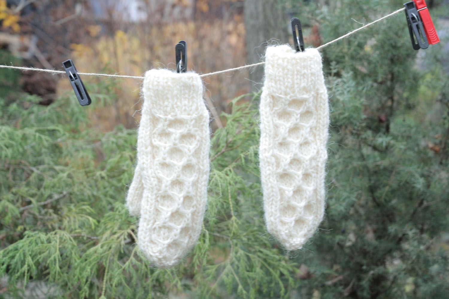 Moufles blanches tricotées en laine naturelle photo 1