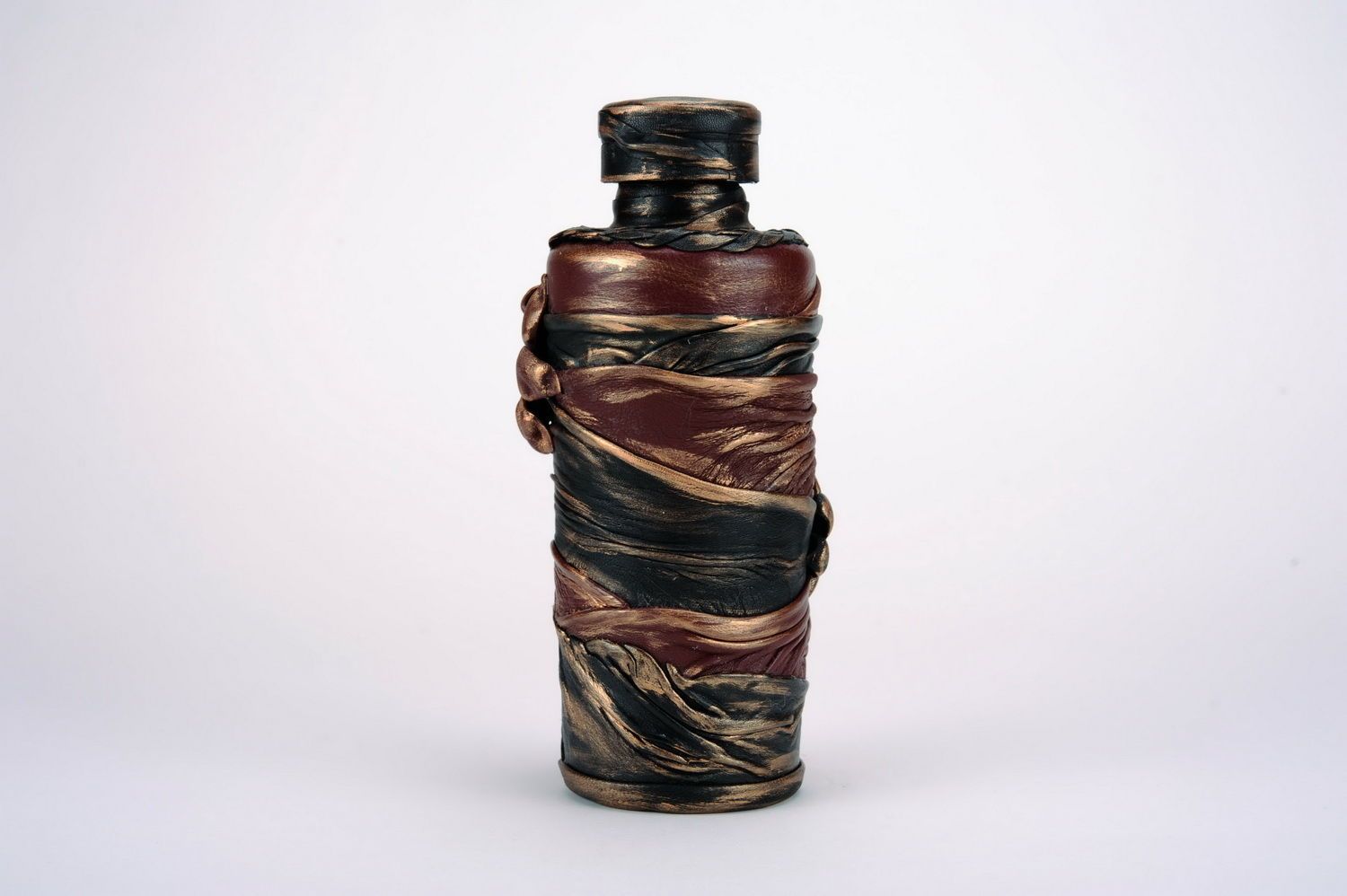 Бутылка, декорированная кожей  фото 4