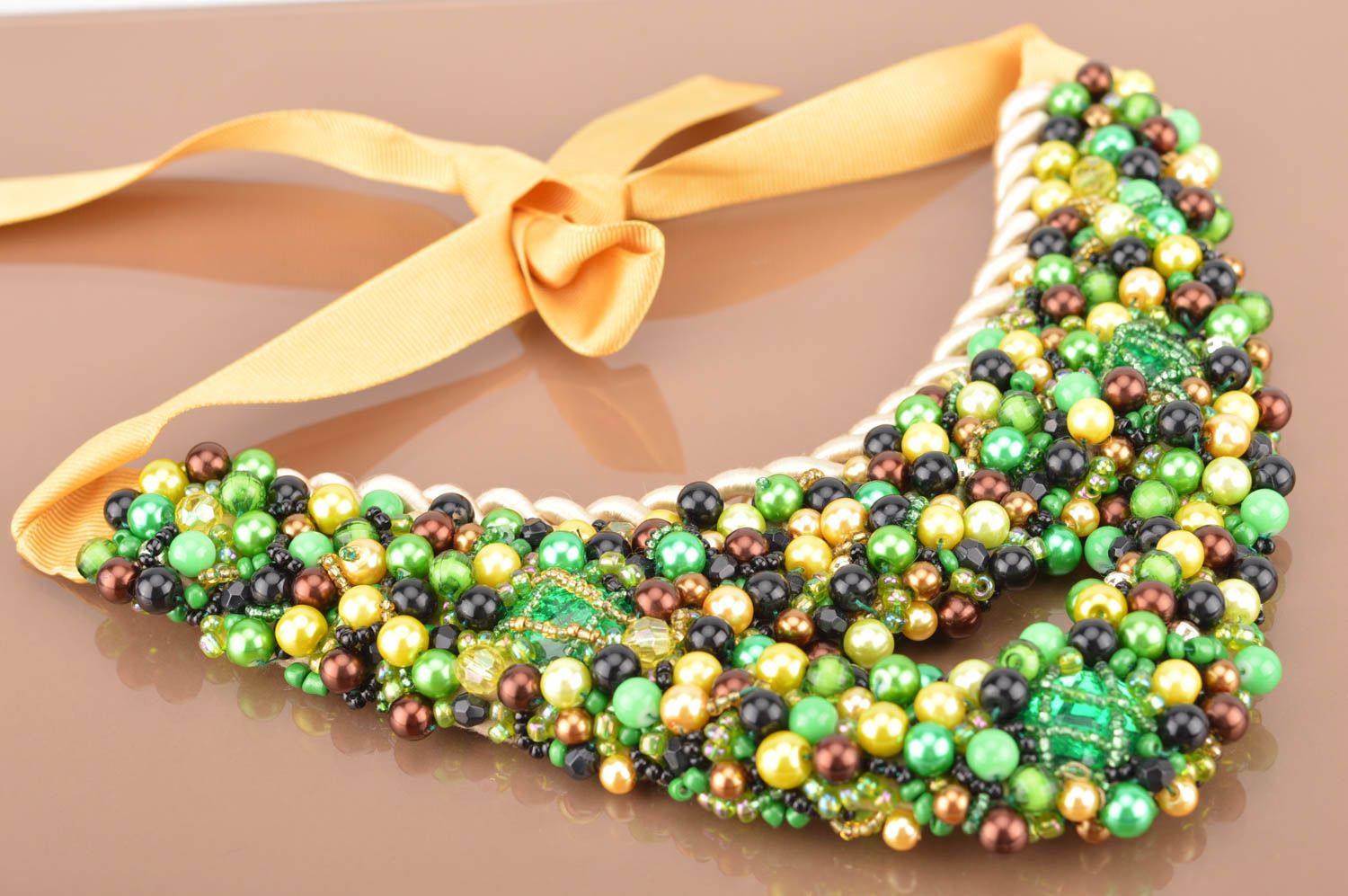Grünes handgemachtes schönes zartes massives Collier aus Glasperlen mit Ripsband foto 2