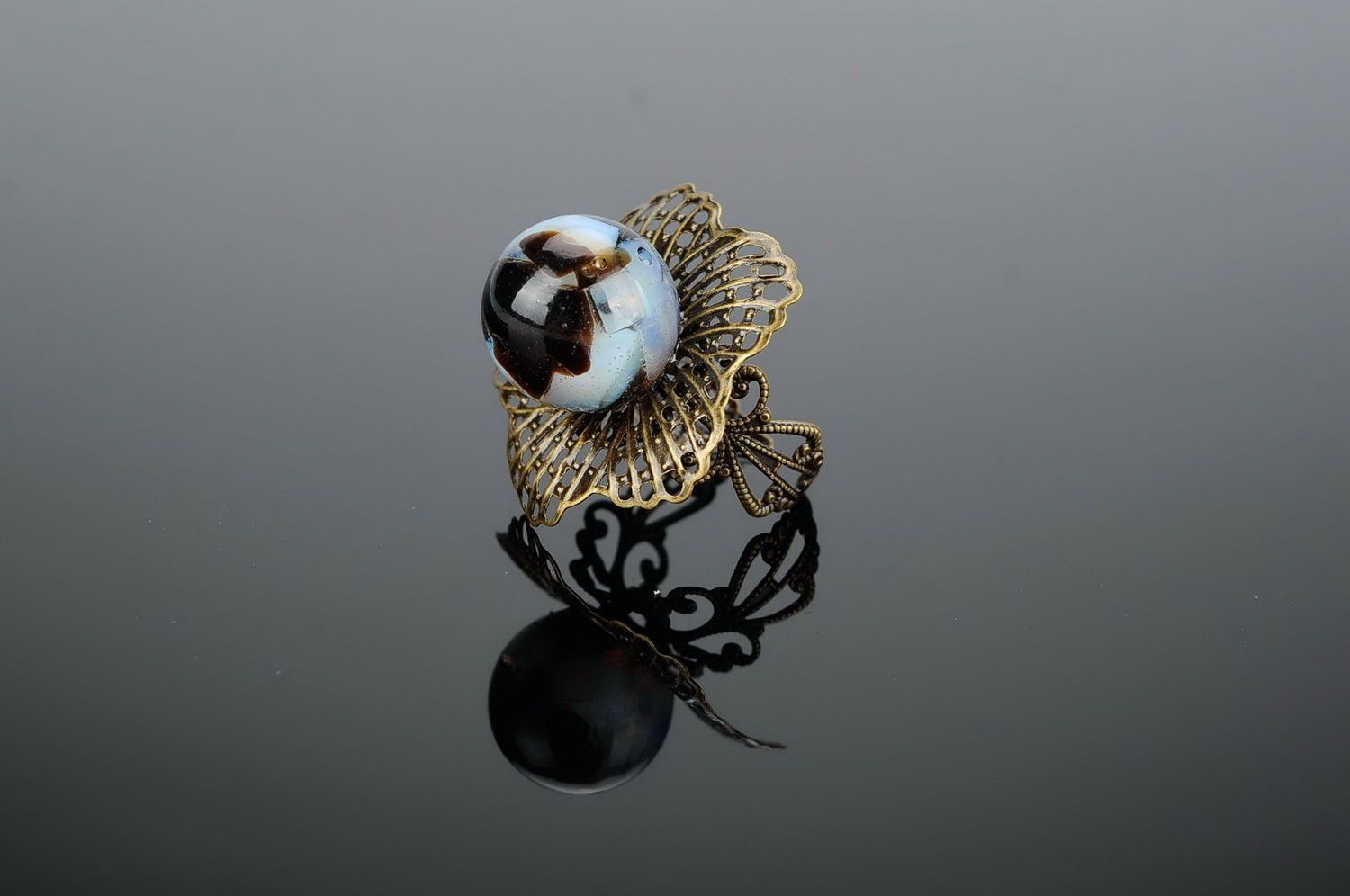Бронзовое кольцо-цветок из агата и лунного камня фото 2