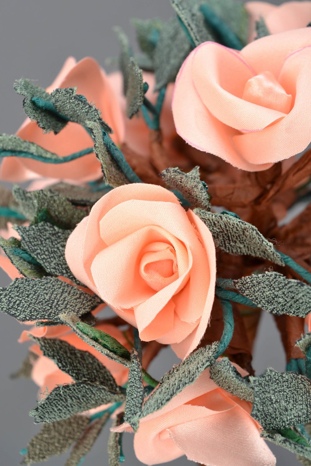 Розовый топиарий из ткани для декора дома Персиковые розы фото 3