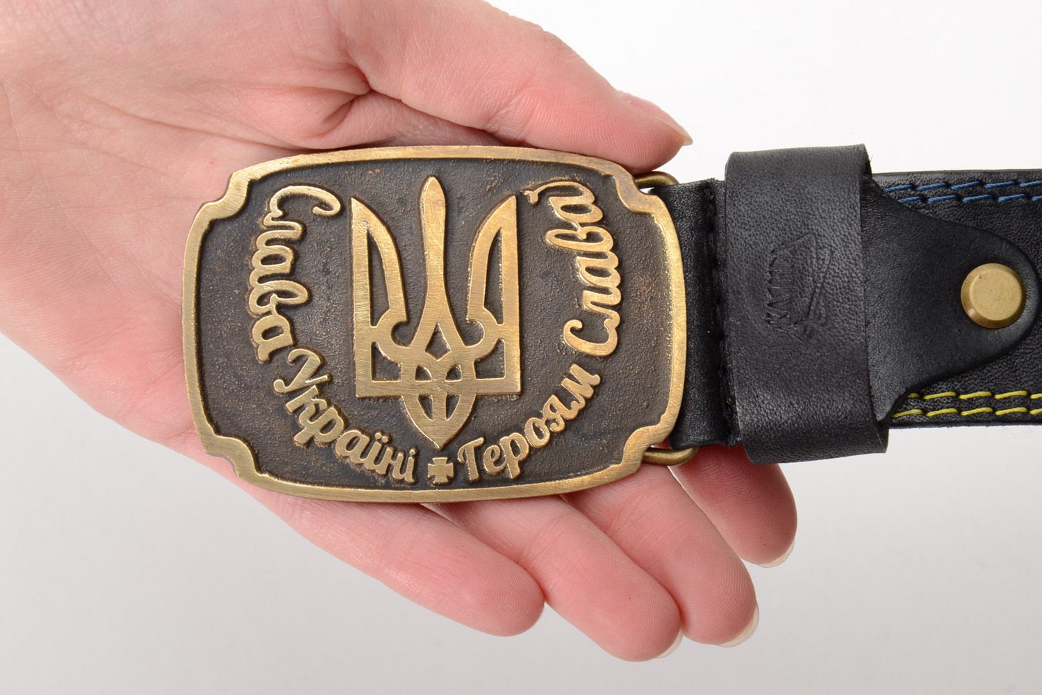 Cinturón de cuero natural con hebilla metálica con el Escudo de Ucrania estampado artesanal foto 5