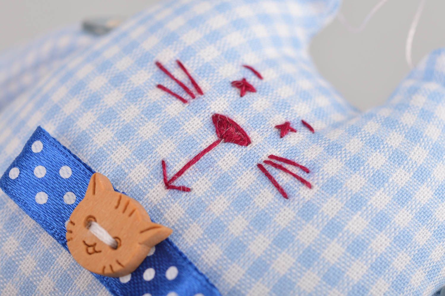 Jouet en tissu chat bleu blanc à carreaux fait main petit pour enfant cadeau photo 2