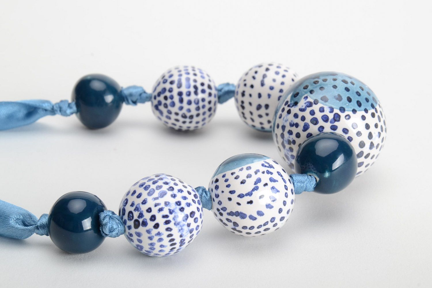 Beau collier en argile fait main peint des émaux bleus sur ruban pour femme photo 3