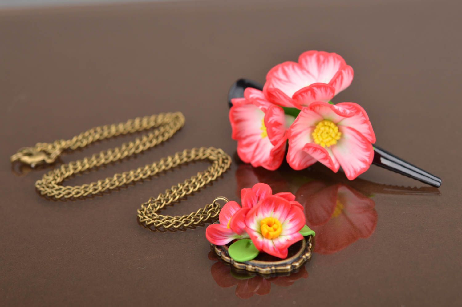 Accessories set with flowers 2 pieces plastic hair clip and neck pendant photo 2