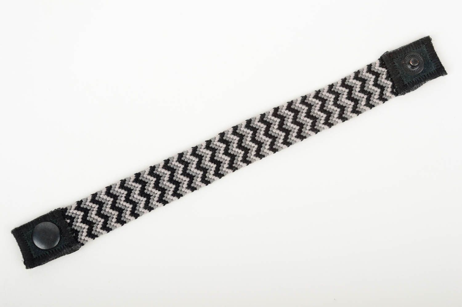 Armband Damen handgeschaffen Designer Schmuck schönes Makramee Armband in Grau foto 2