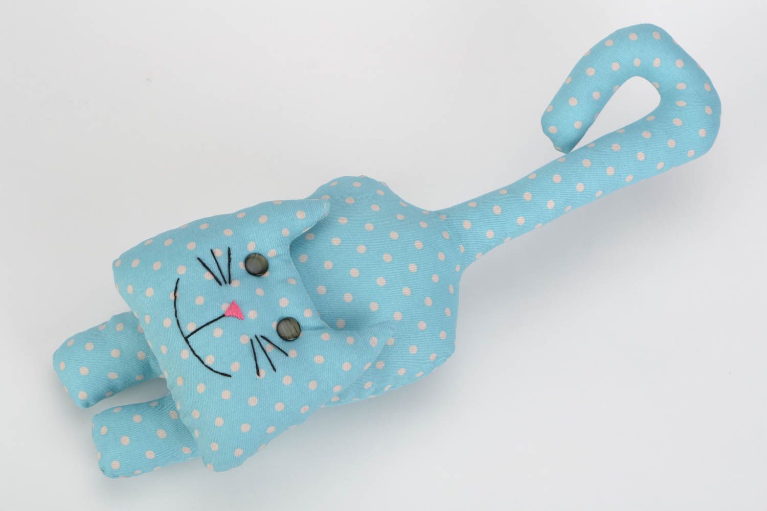 Тряпичная игрушка в виде кота голубая в горошек подвесная большая ручной работы фото 1