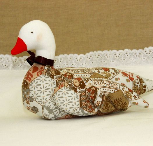 Jouets mous faits main en tissus naturels de coton et lin canard avec canetons photo 1