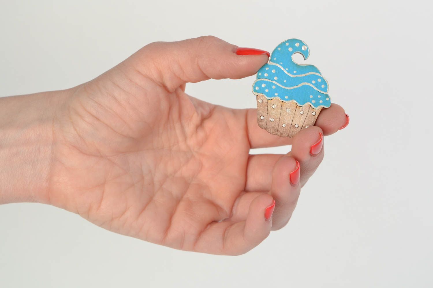Blaue kleine Brosche aus Holz mit Acrylfarben Kuchen handmade für Kinder foto 2