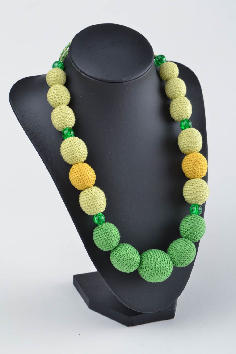 Collier en perles de bois recouvertes de fils de coton vert et jaune fait main photo 1