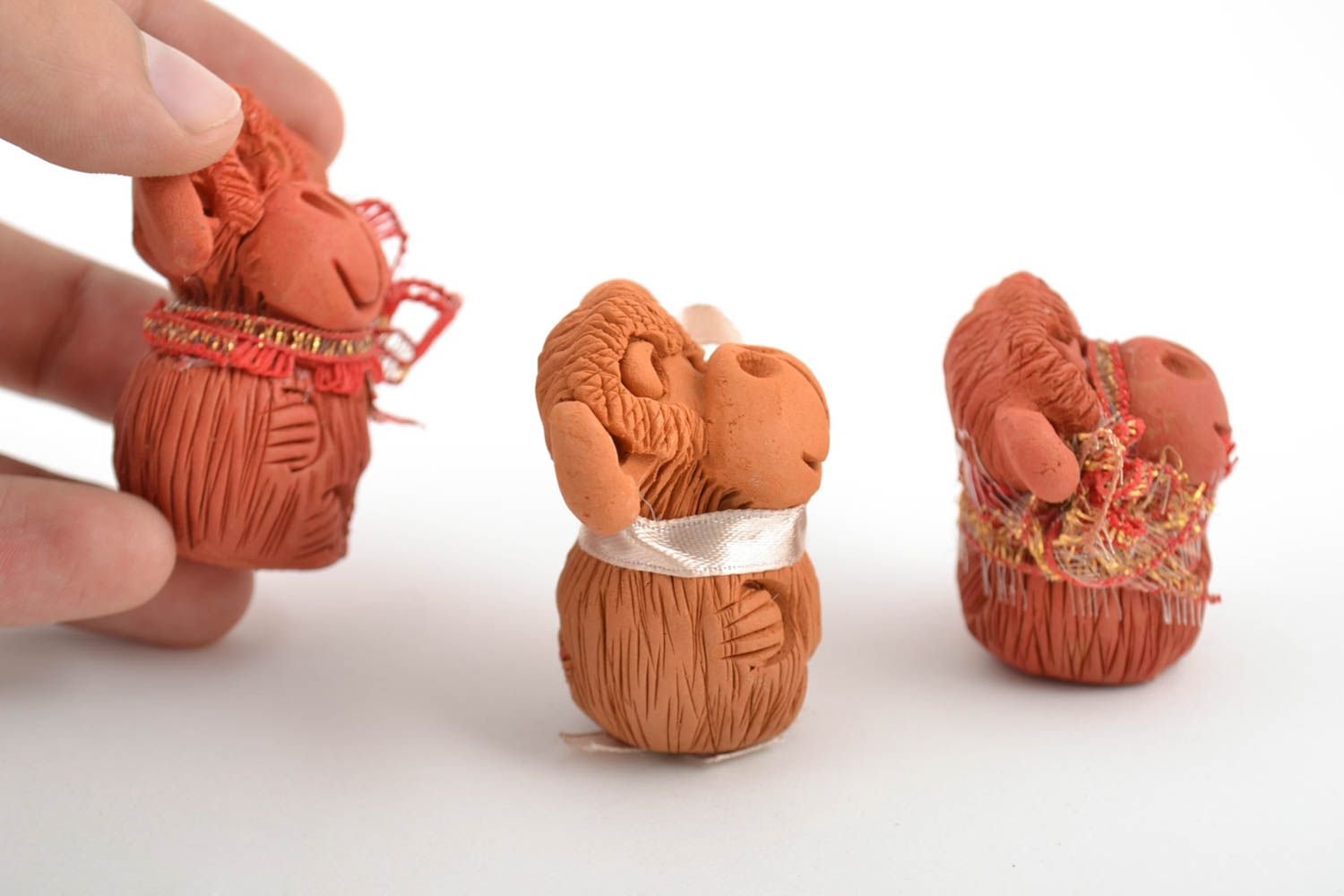 Statuine fatte a mano in ceramica set di tre scimmiette divertenti piccoli foto 2