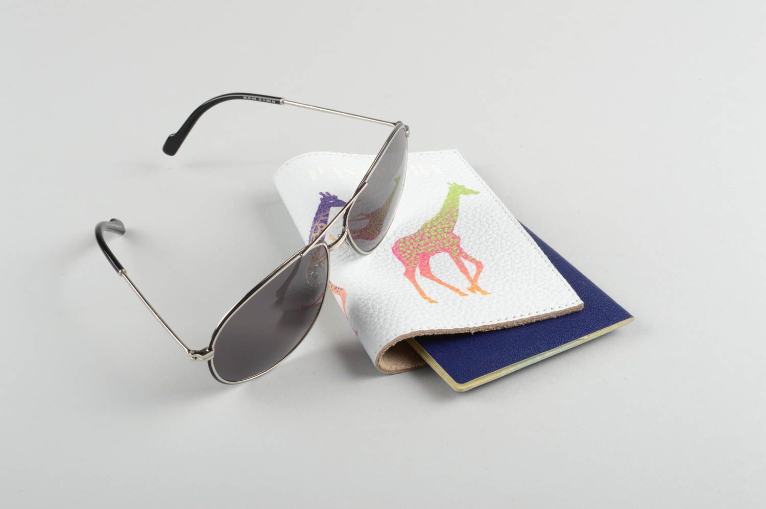 Funda de cuero artesanal regalo original estuche para pasaporte jirafa foto 1