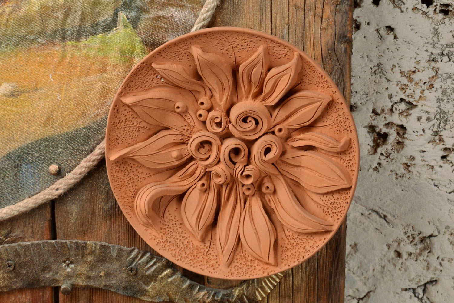 Декоративная тарелка на стену из глины рельефная оригинальная в технике гончарства фото 1