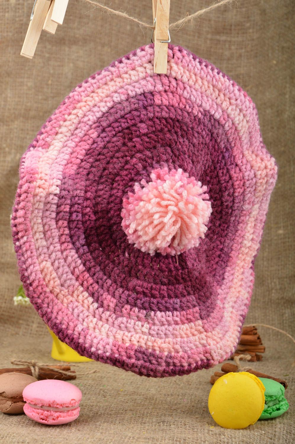 Boina tejida a ganchillo de lana para niñas con pompón de color rosado artesanal foto 1