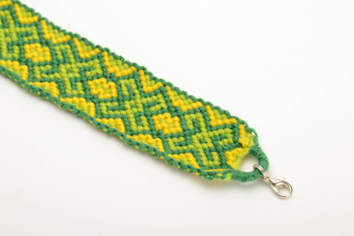 Плетеный браслет из ниток мулине ручной работы широкий красивый желто-зеленый фото 2