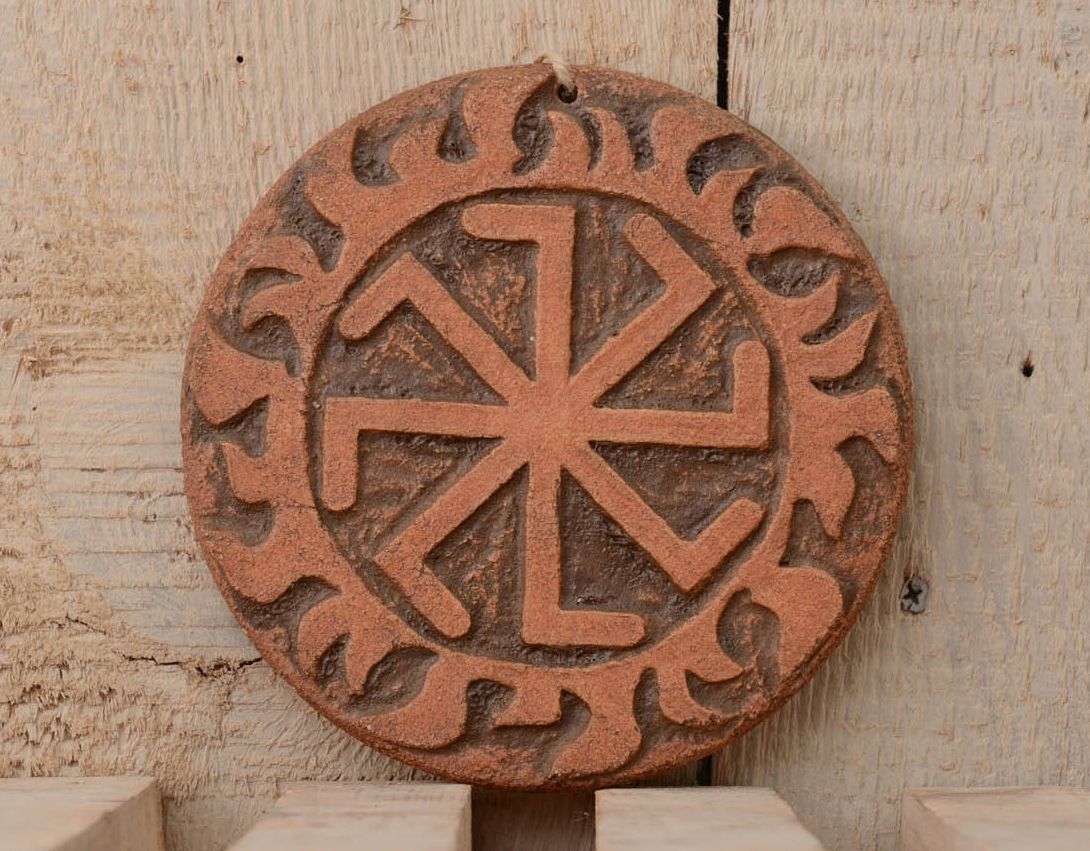 Pingente talismã artesanal de interior de cerâmica feito de argila Kolyadnik foto 1
