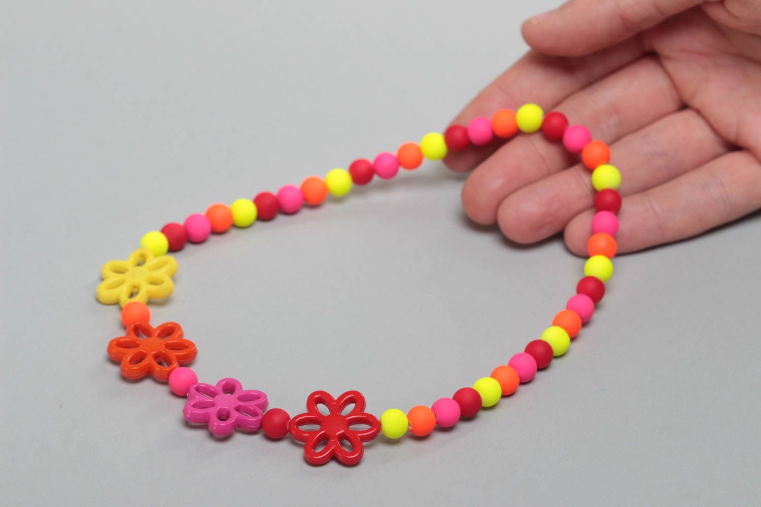 Beautiful bright handmade children's plastic bead necklace with flowers photo 5
