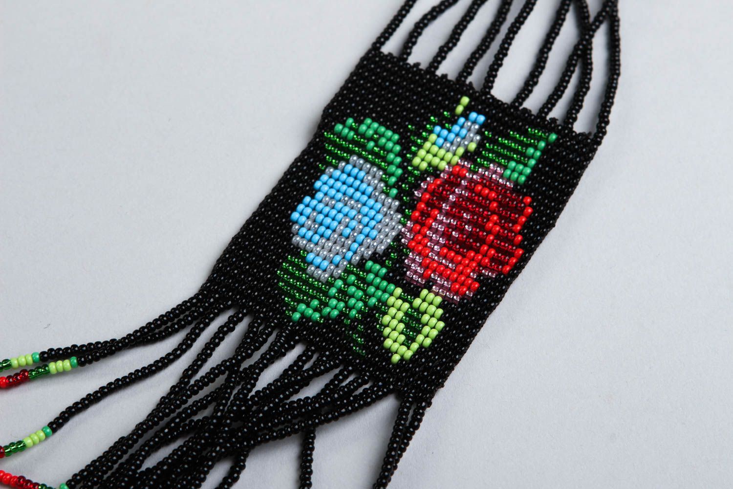 Колье из бисера украшение ручной работы гердан из бисера черный с цветами фото 2