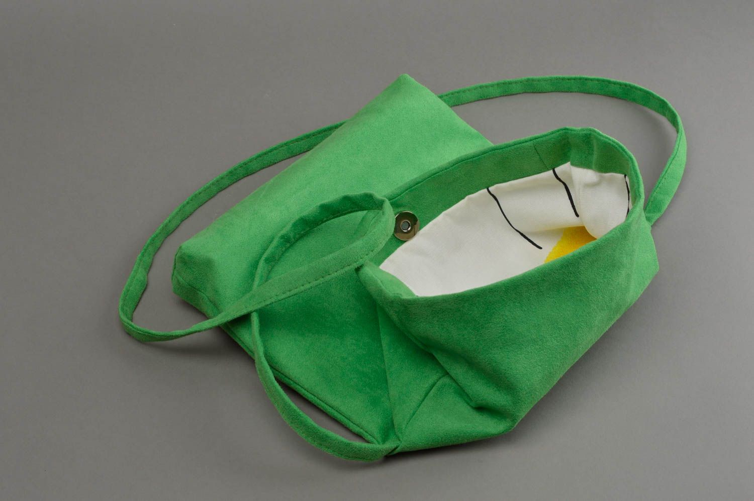 Зеленая сумка из искусственной замши ручной работы в виде свертка удобная фото 3