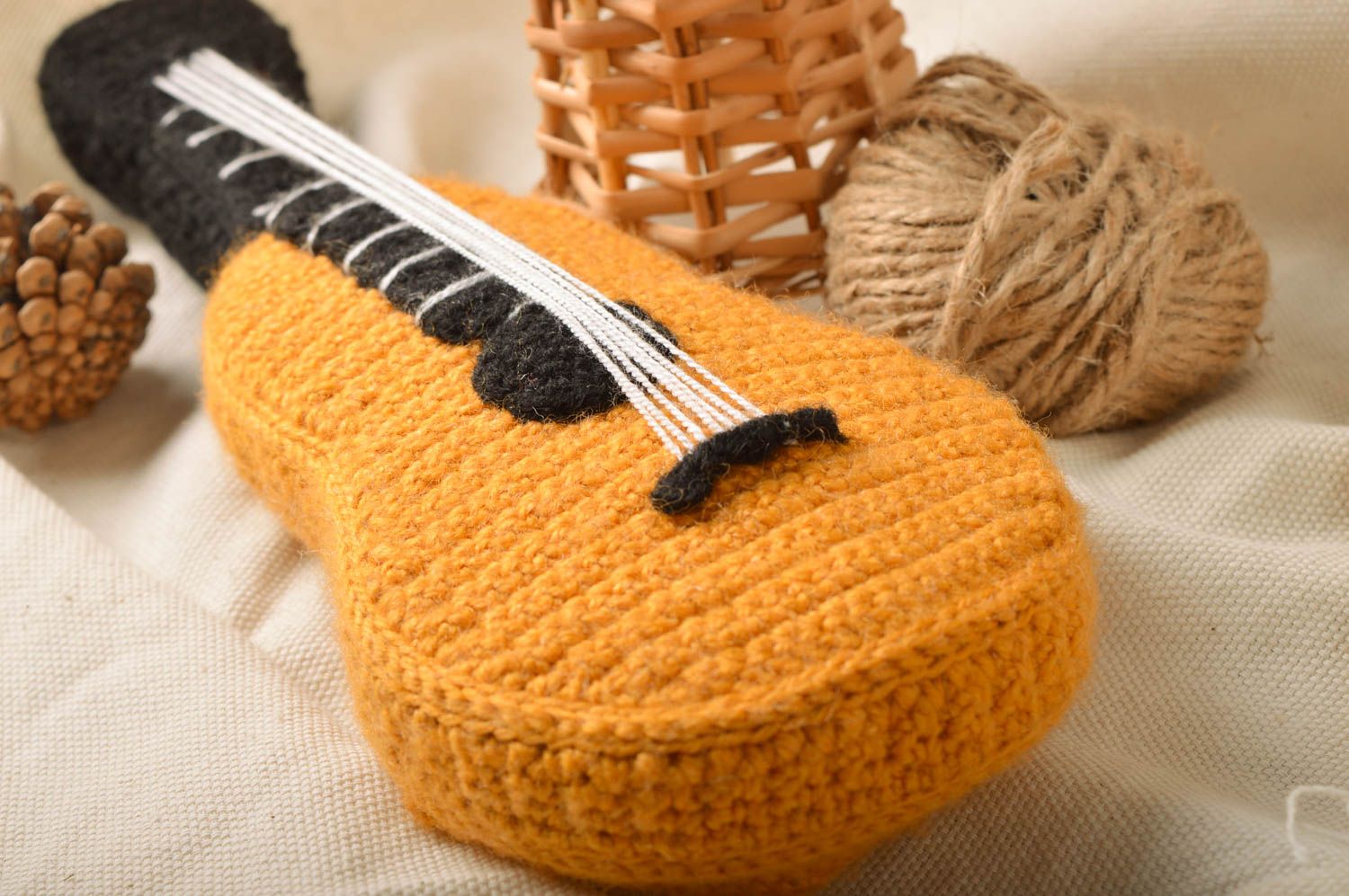 Jouet tricoté au crochet original décoratif fait main en forme de guitare photo 1