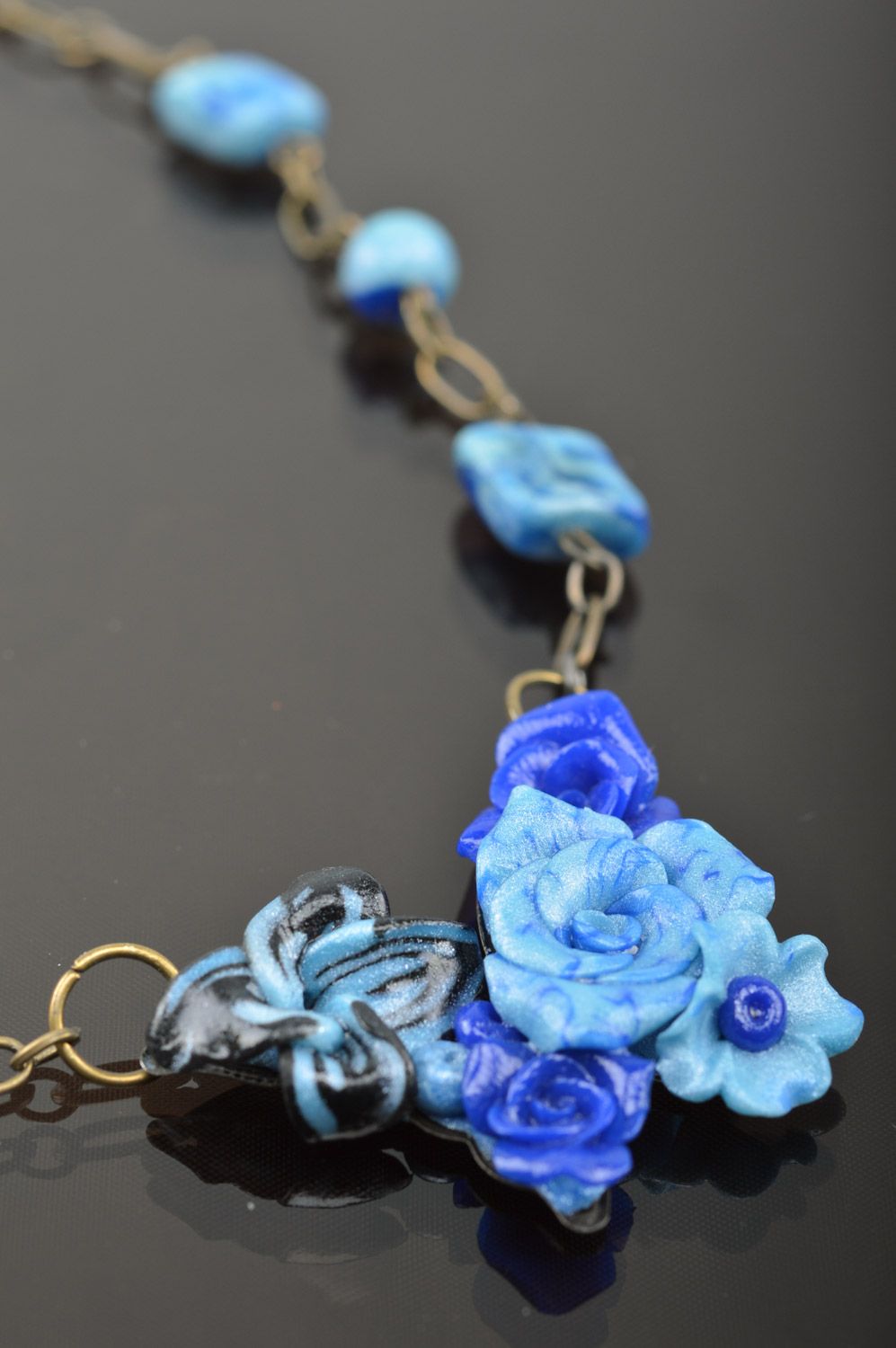 Accessoire collier en pâte polymère fait main sur chaîne métallique bleu photo 3