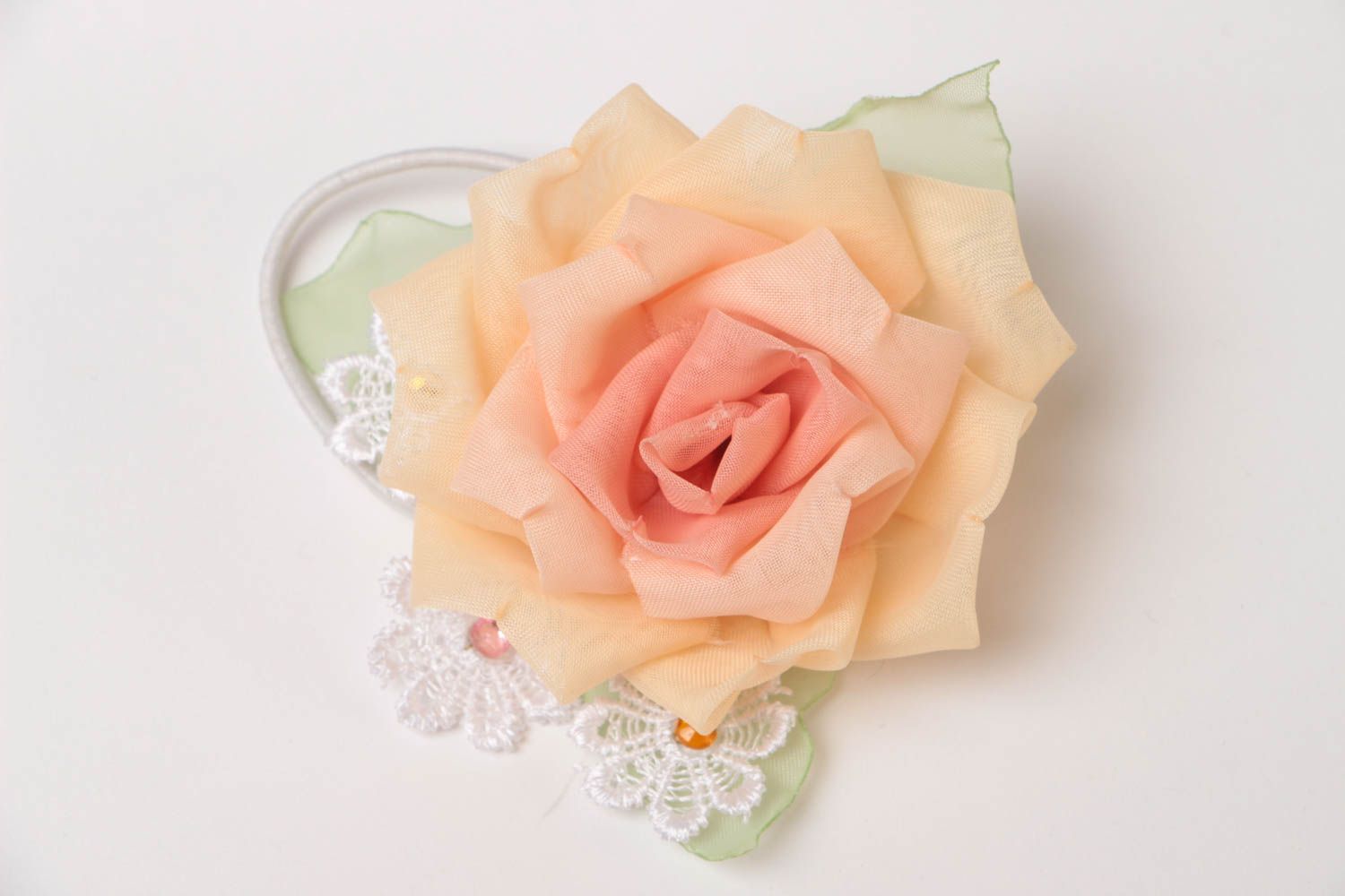Детская резинка для волос в виде цветка розы из шифона нежная ручная работа фото 2