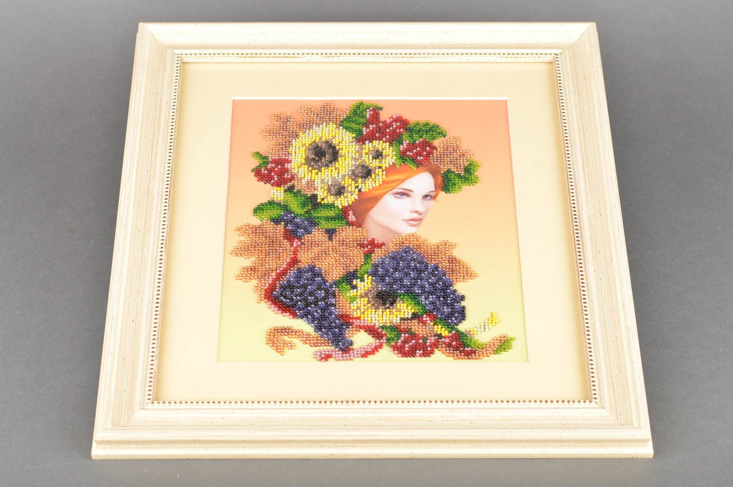 Картина вышитая бисером Девушка в дарах осени картина ручной вышивки фото 2