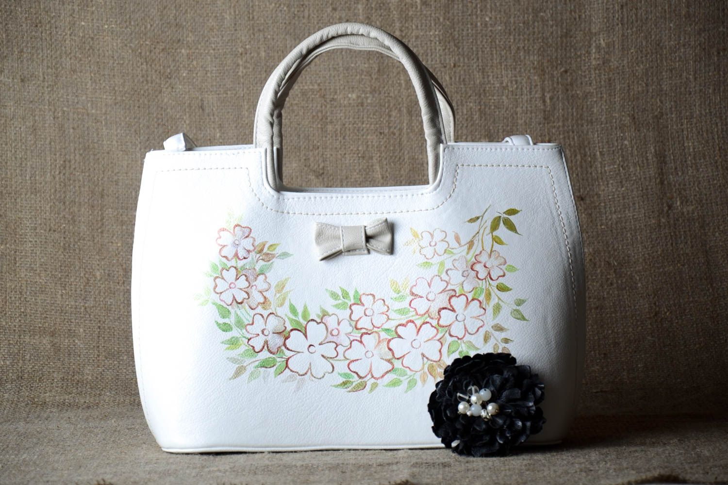Accessoires für Frauen handmade weiße Tasche aus Leder Blumen Brosche in Schwarz foto 1