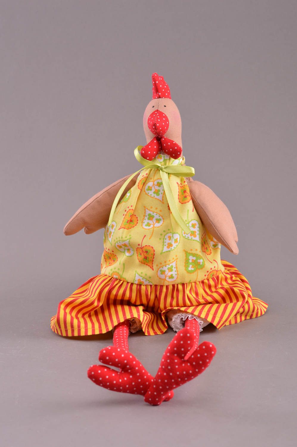 Petite peluche poule faite main en coton en robe jaune originale pour enfant  photo 1