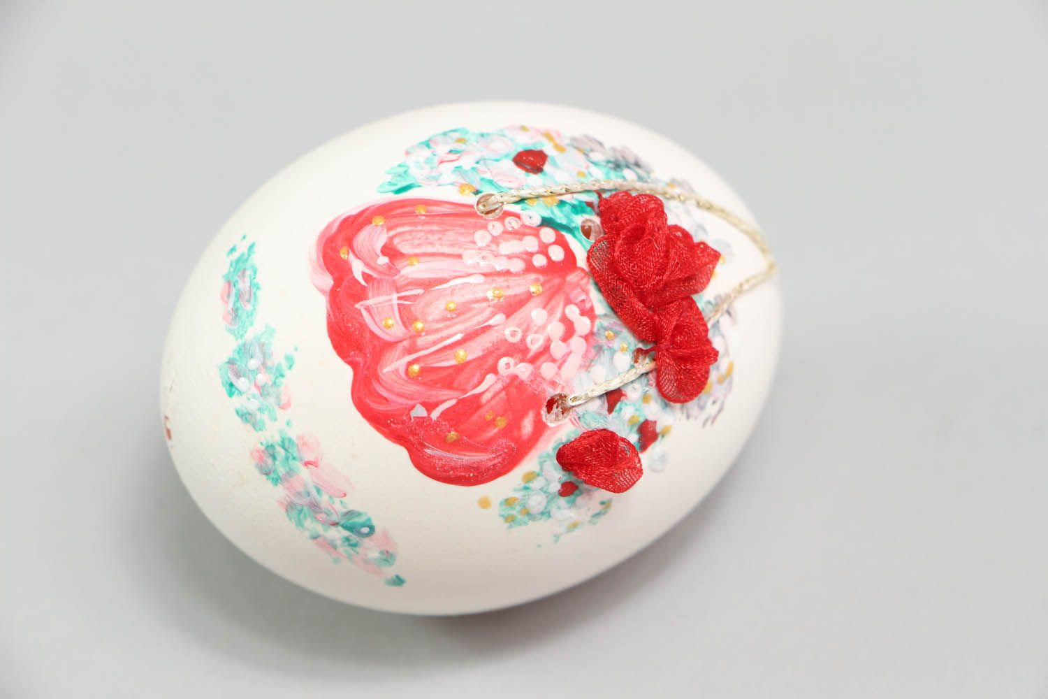Ovo decorativo feito à mão pintado com tintas acrílicas e decorado com decoupage foto 1