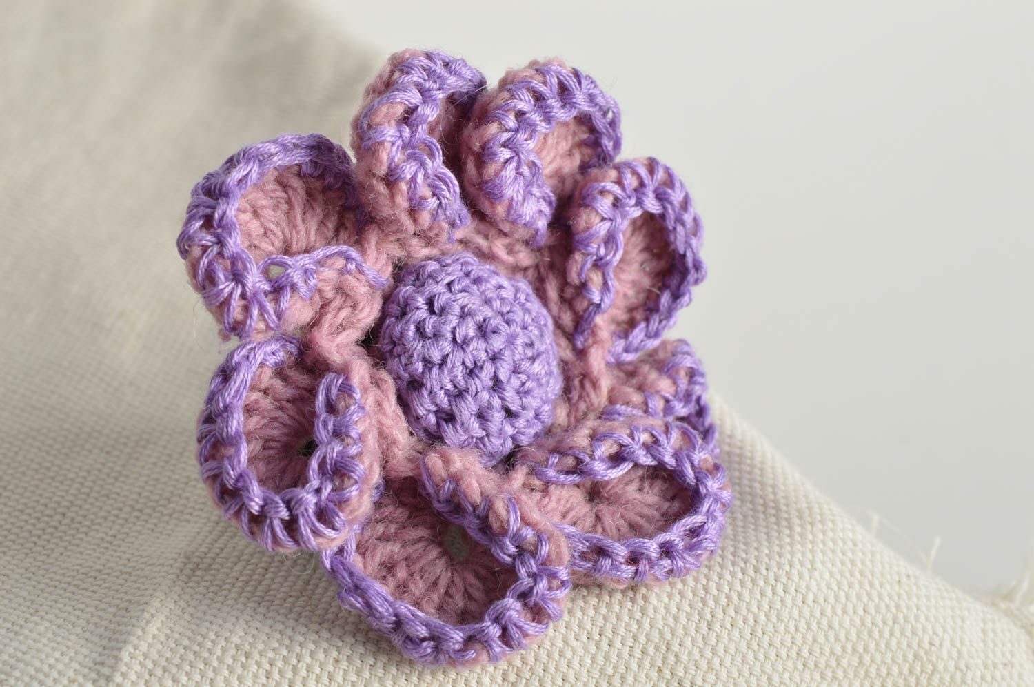 Élastique à cheveux fleur tricoté mauve fait main original pour enfant photo 1