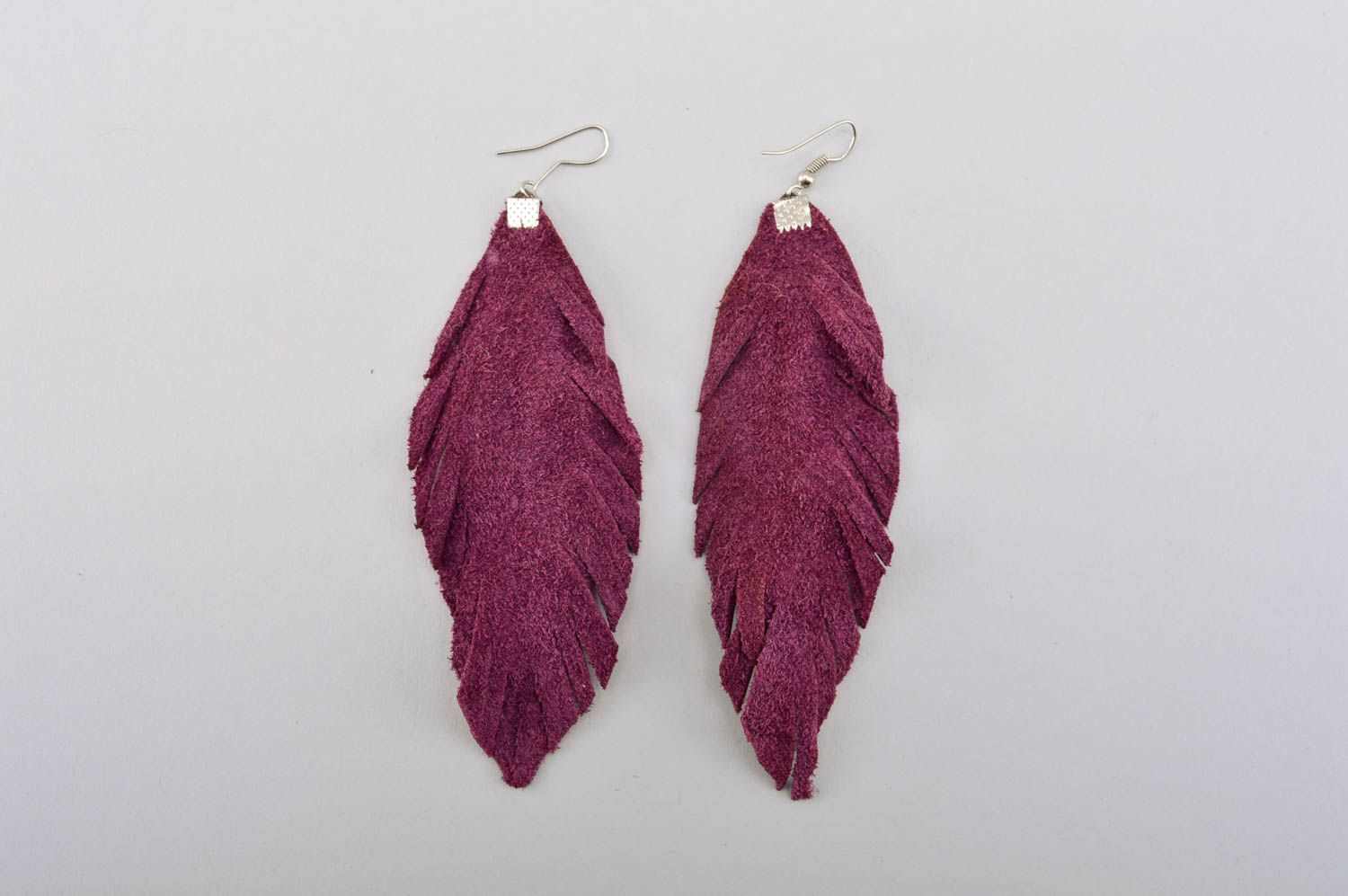 Boucles d'oreilles longues Bijou fait main plumes violettes en cuir Cadeau femme photo 4