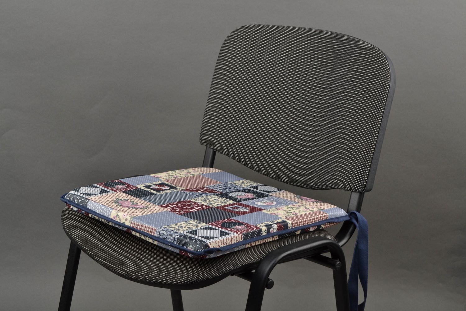 Квадратная подушка на стул декоративная фото 2