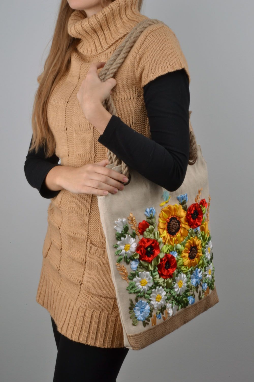 Bolsa de mujer con flores bordadas con cintas de raso foto 1